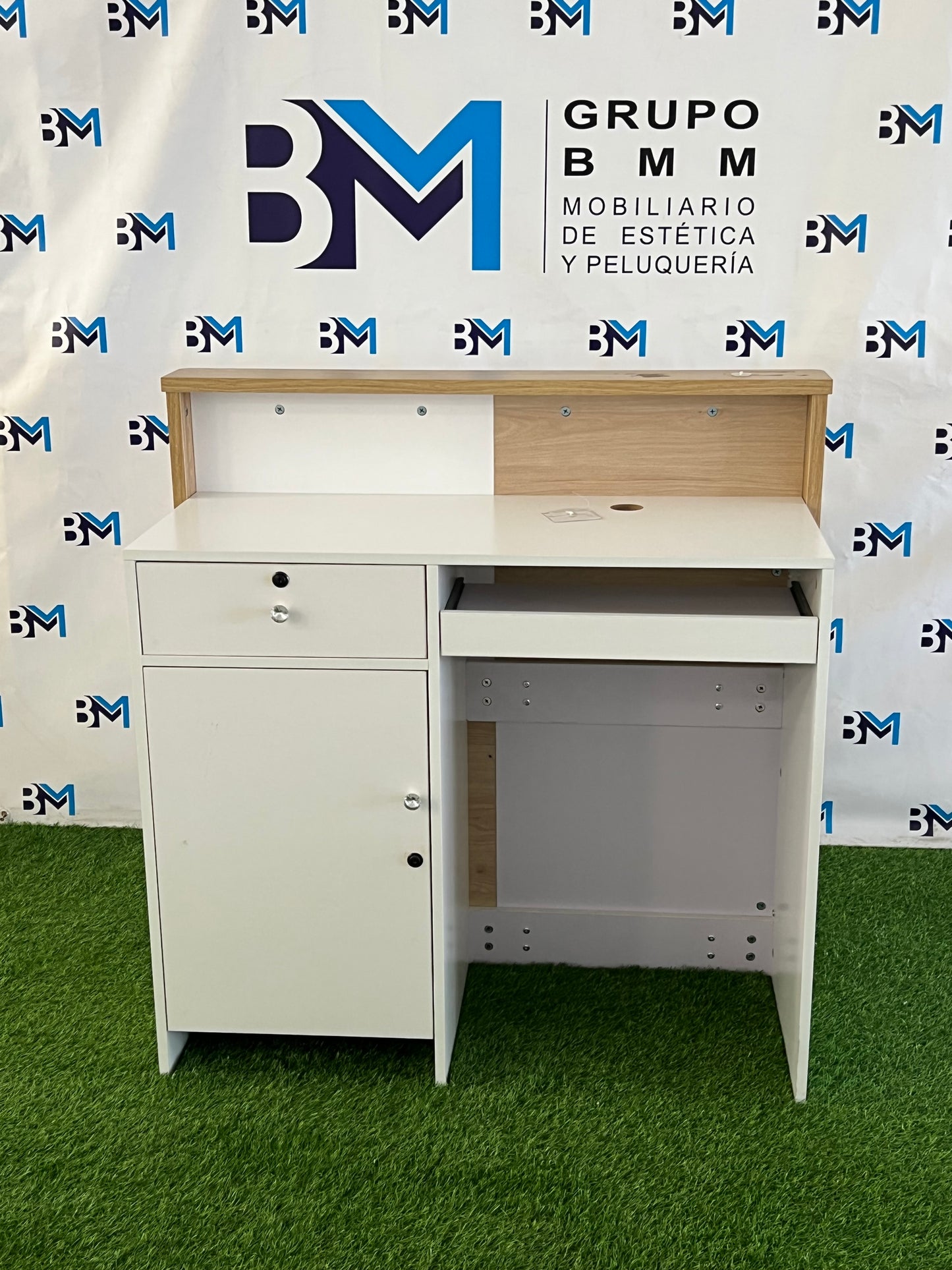 Mostrador de recepción con diseño moderno en madera y color blanco