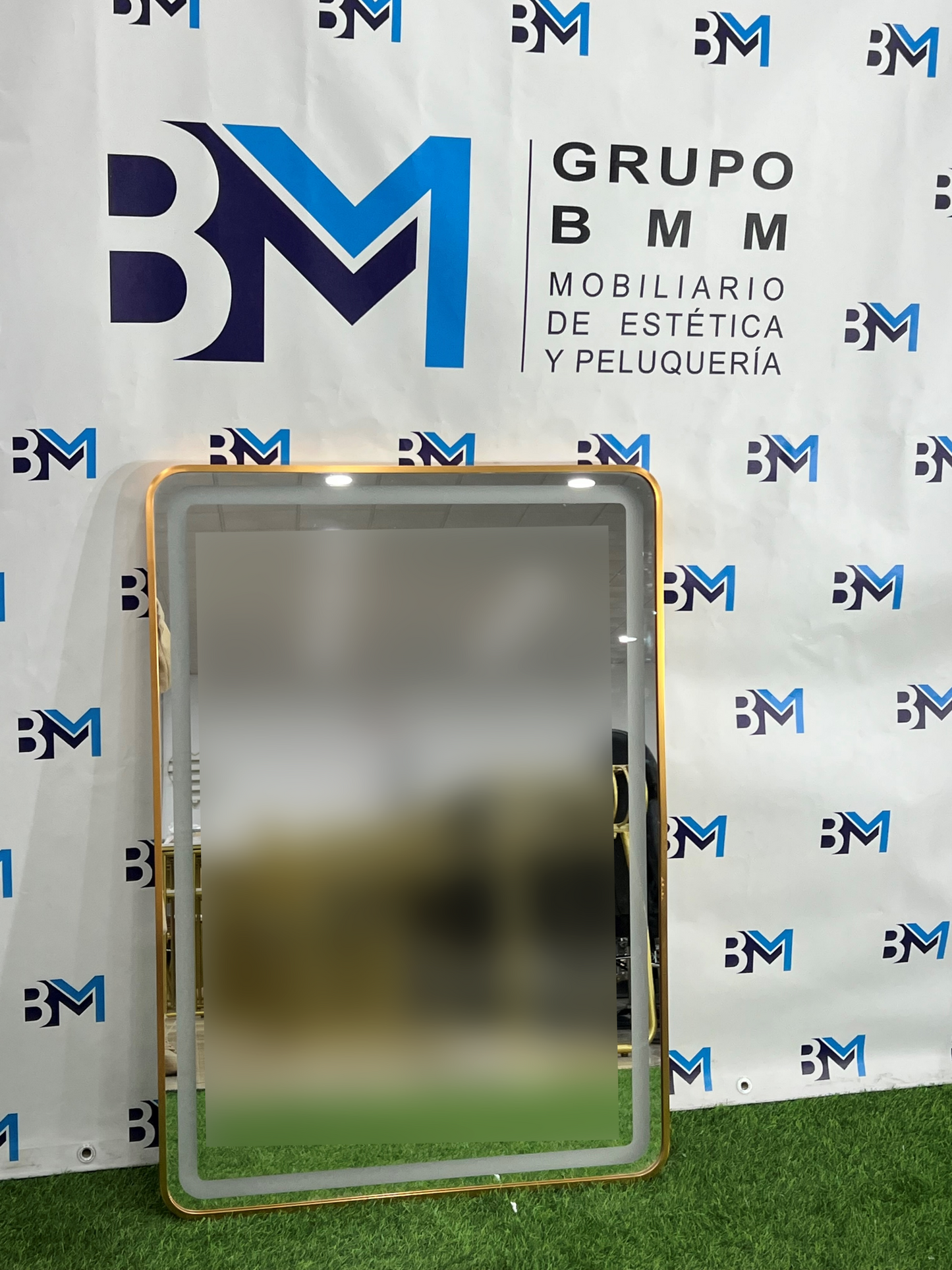 Espejo tocador rectangular con marco metalizado dorado y luz led integrada de color azul