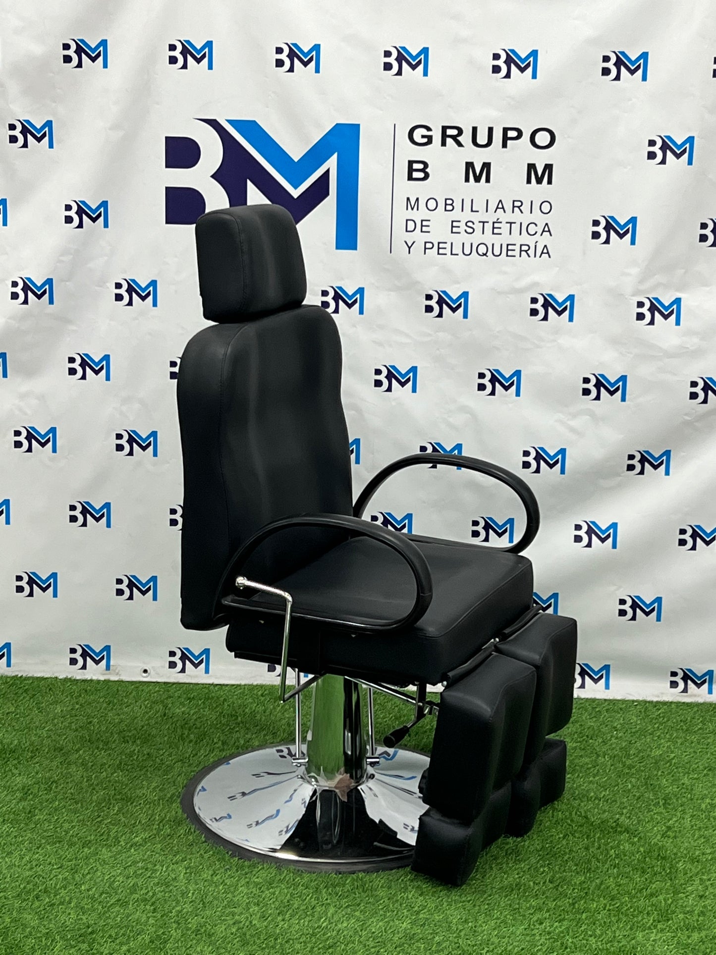 Hydraulic recliner chair with leg straps