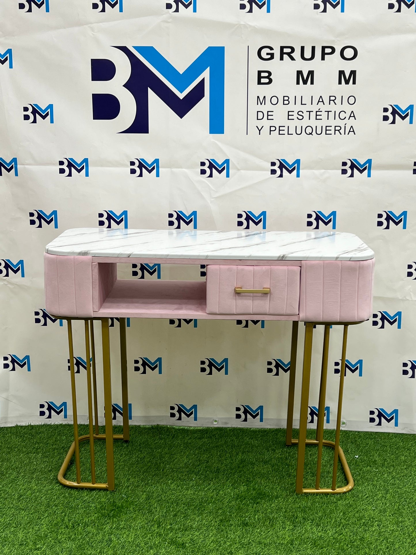 Mesa de manicura individual de terciopelo rosa con base dorada y superficie tipo mármol