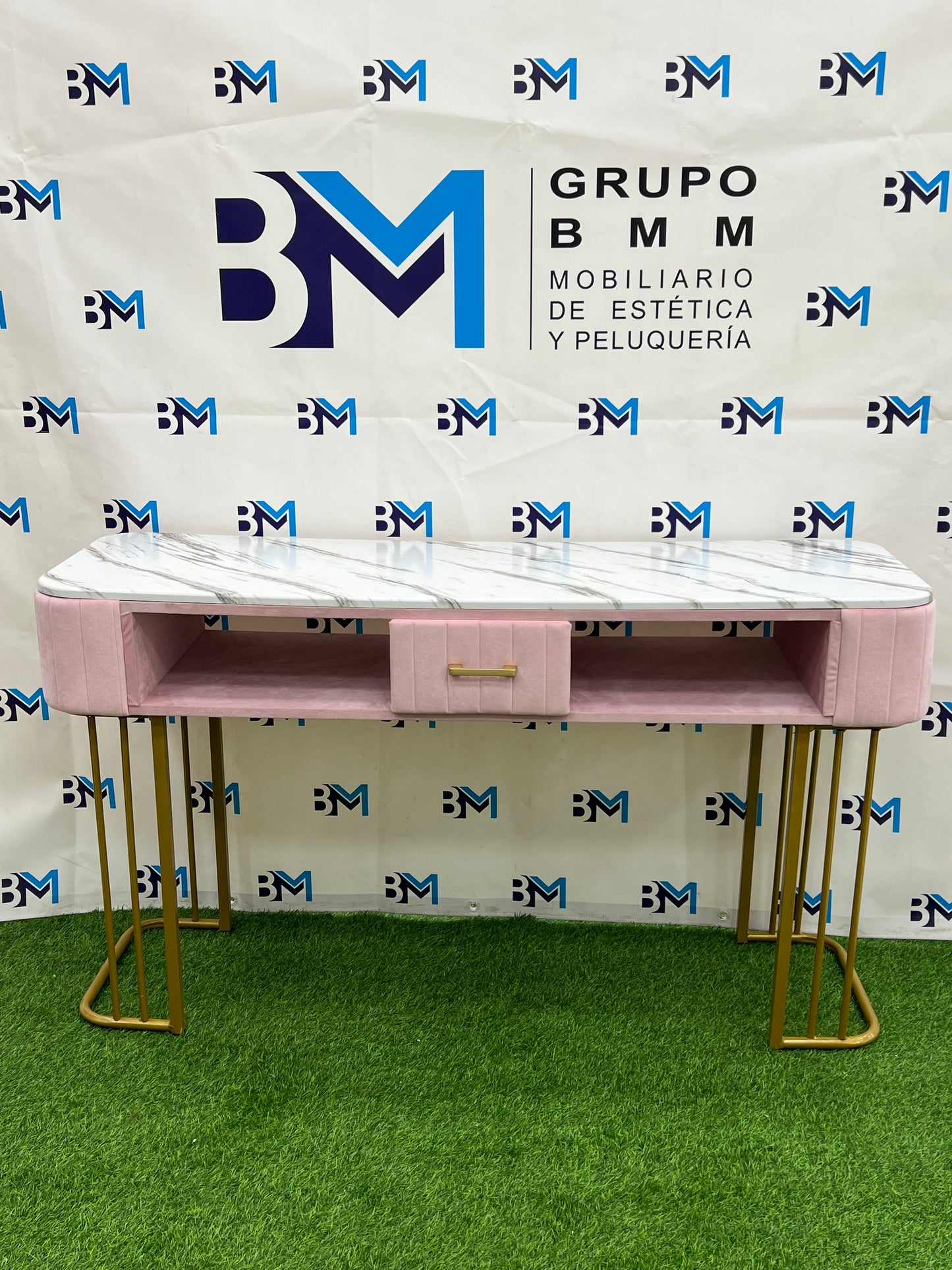 Mesa de manicura doble de terciopelo rosa con base dorada y superficie tipo mármol