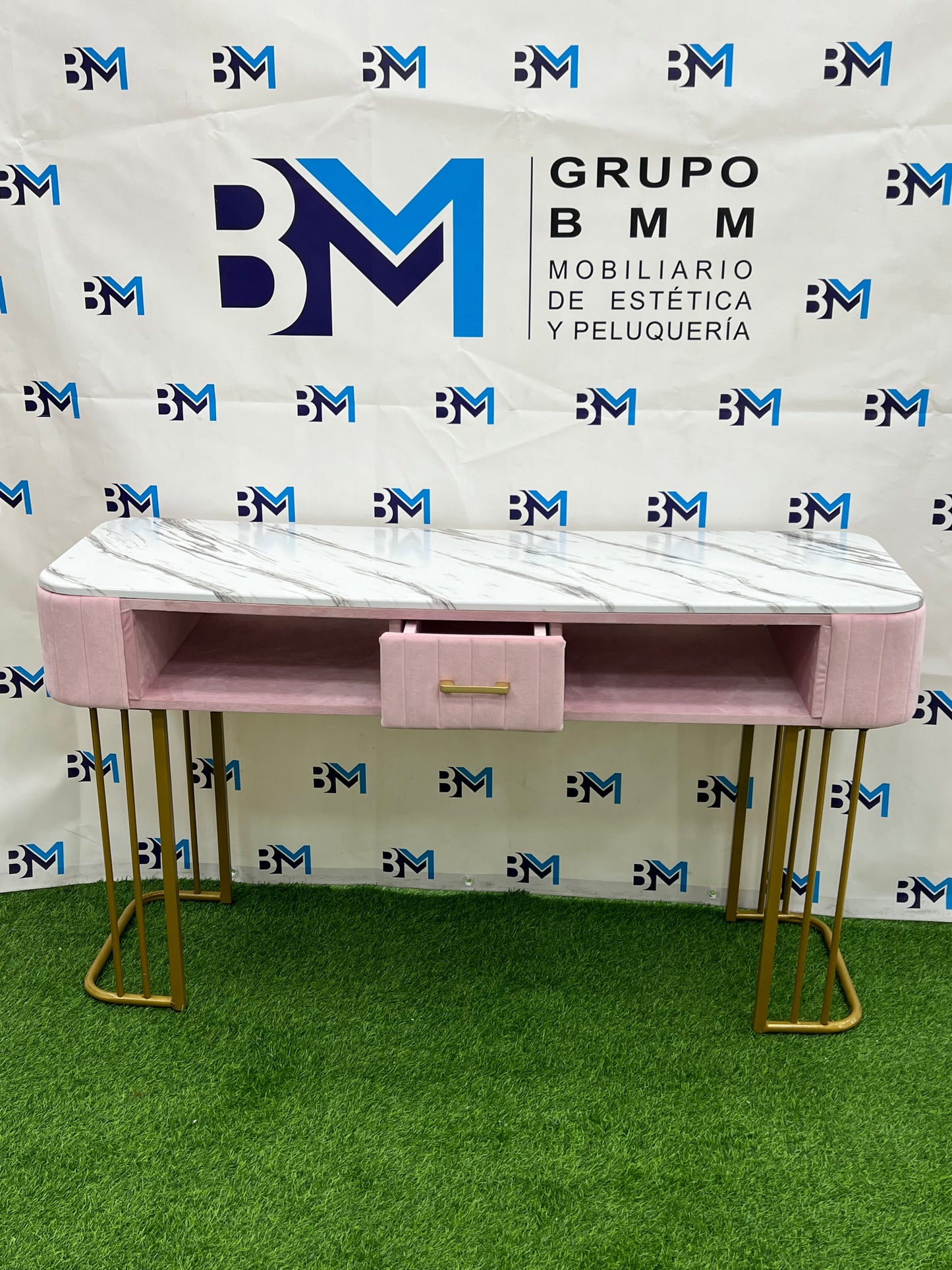 Mesa de manicura doble de terciopelo rosa con base dorada y superficie tipo mármol